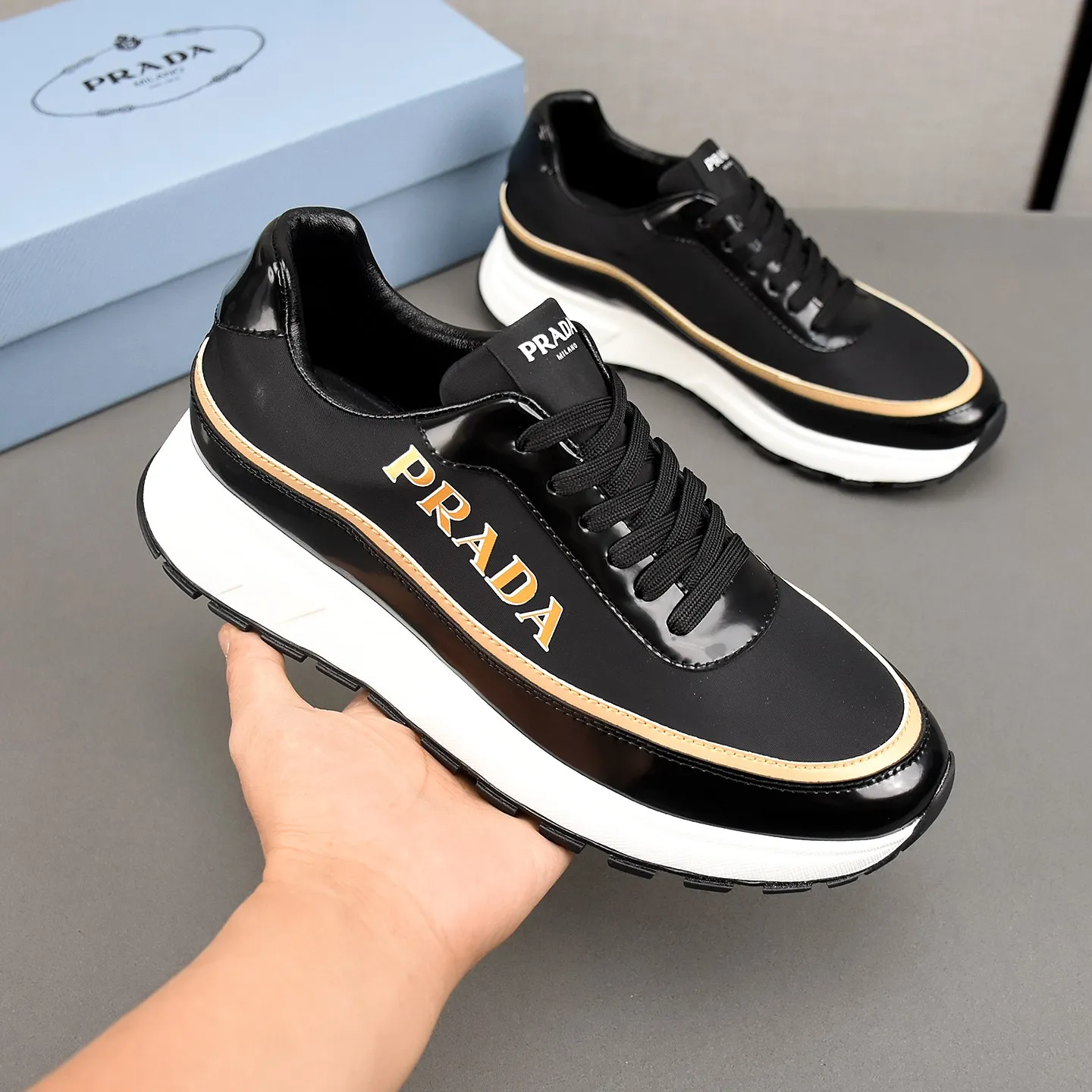 PP420👟👟👟Prada/Prada Prax men's series casual sports shoes Prax sports shoes combine style and comfort, with a unique sports design defined by exquisite materials and details. Fashionable, casual and versatile, it is decorated with an enameled triangle logo on the outside, a Prada Milano printed logo on the tongue, and a 2.5cm lightweight two-tone rubber sole for a comfortable wearing experience! Size: 38-39-40-41-42-43-44 standard leather shoe size